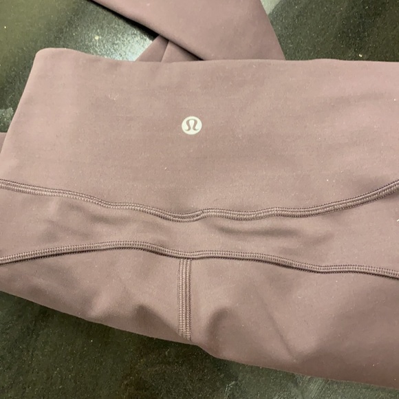 Lululemon In Movement Vintage Grape - Size 4 - Picture 3 of 3